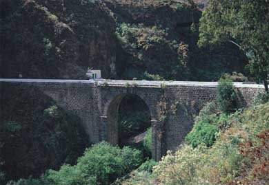camposrecio's tweet photo. #ViernesDePuentes
Puente en la GC-100 sobre el Barranco de Azuaje en #GranCanaria
Puente arco de medio punto realizado con bloques de piedra. En el borde oeste hay otro pequeño arco de medio punto para el paso de una acequia. https://t.co/Pkx70UK0EQ