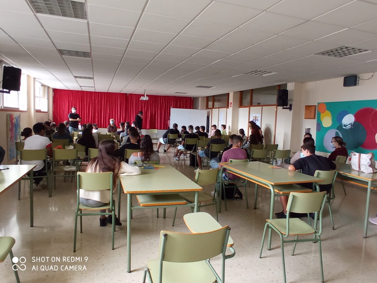 LPAJuventud's tweet photo. 🦑No, no es el Juego del Calamar, son los Talleres de Teatro Encuentro para jóvenes que comenzaron esta semana en el IES El Batán y que están siendo una pasada 👏🤩🎭

#LPAJuventud 
#ponteacubierto
@AyuntamientoLPA 
@carlacampoamor 
@Proenlaarena https://t.co/HEzwvjTjLb