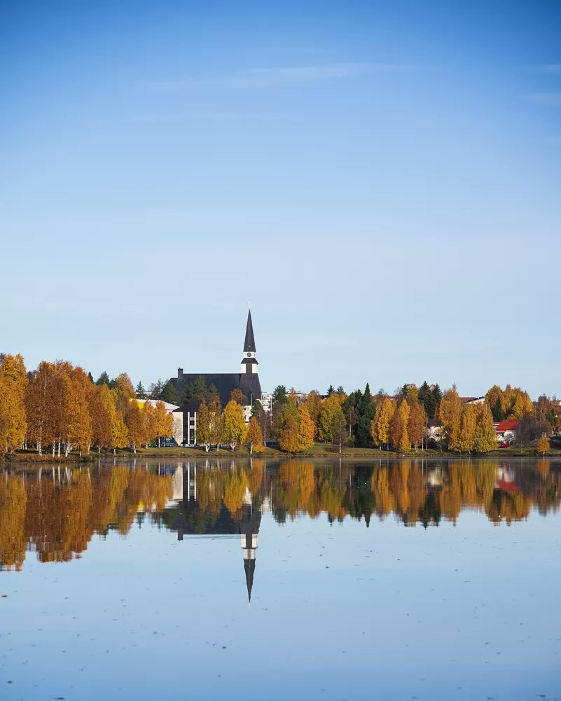 Hyvää viikonloppua! Muistellaan hetki vielä syksyn väriloistoa. 🍁🍂🍃
.
Kuvat: Elli Alasaari
.
#karvalakkiooppera #ooppera #lappi #rovaniemi #kemijoenkulttuuritukiry #kemijoki #kulttuuri #historia #karvalakkilähetystö