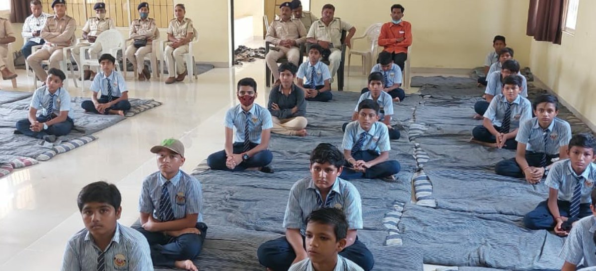 dcfsnr's tweet photo. વન્યપ્રાણી સપ્તાહની ઉજવણી કાર્યક્રમમાં આજે માન. મુખ્યમંત્રીશ્રી, માન. વન મંત્રીશ્રી તથા વન વિભાગના વરિષ્ઠ અધિકારીઓ દ્વારા ખૂબ મોટી સંખ્યામાં વિદ્યાર્થીઓ, વિવિધ NGO, પર્યાવરણ પ્રેમીઓ, વન કર્મચારીઓને ઓનલાઇન માર્ગદર્શન પુરુ પાડવામાં આવ્યું.
@JunagadhCcf 
@CollectorSRN 
@Info_Srn https://t.co/8RS8vU6v5p