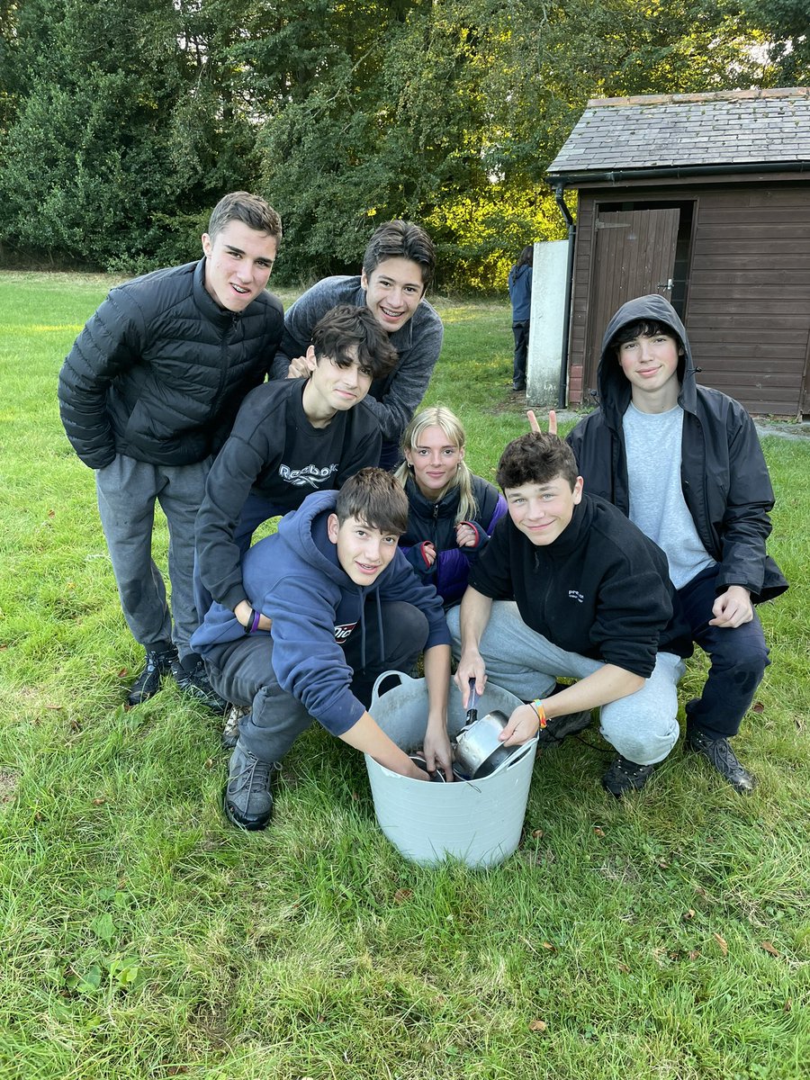 KewHouseSports's tweet photo. dinner time for our Silver Duke of Edinburgh pupils!🏕🌟 @adventures_grid @KewHouseSchool https://t.co/UHnaDCRnO2