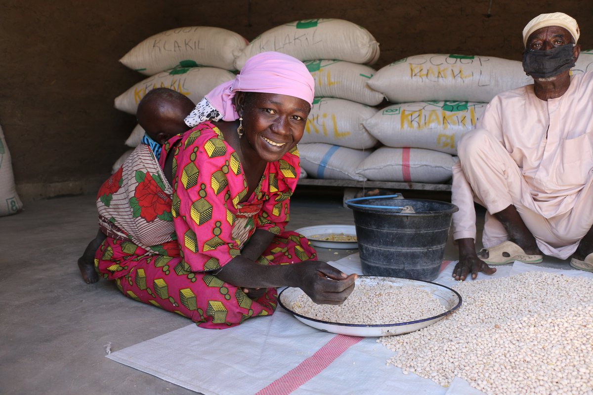 WFP_Cameroon's tweet photo. #Cameroon 🇨🇲
#InternationalDayoftheRuralWoman
In collaboration with @minproffcmr, #WFP continues to strengthen actions that promote the livelihood of rural women and girls in crisis areas
#ChangingLives https://t.co/bwGuqhvVBG