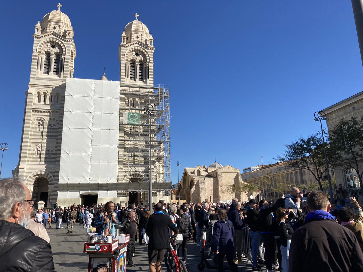 Un monde fou devant la Cathédrale bondée.
#Tapie