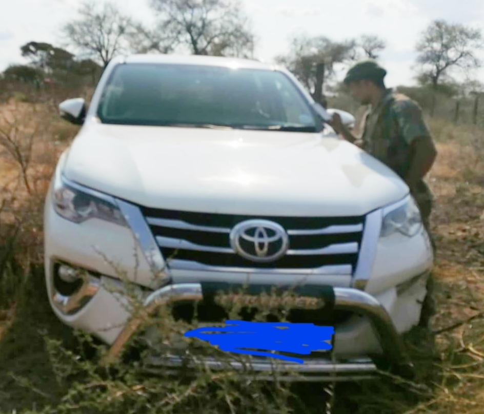 #SANDF members and #SAPS Air Wing in Limpopo, arrested 2 x suspects who were caught driving a Toyota Fortuner valued at R700 000.00 which was confirmed to be stolen from Gauteng Province in the Centurion area. The vehicle was handed over to the SAPS.

#JointOperationsLimpopo