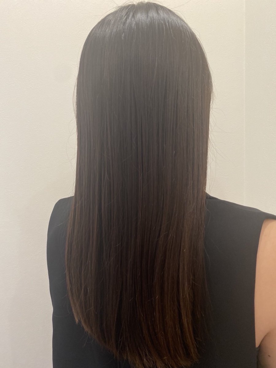 iorinchan_'s tweet photo. 長年くせ毛に悩み続けてついに封印する手法にたどり着いたのでメモ！
1)画像のヘアオイルを2プッシュ
2)ヘアアイロン（１６０度で一気に）
3)またヘアオイルを1プッシュ全体に塗る
4)少しオイル感無くなるまで温風ドライヤー
5)仕上げに冷風ドライヤー（上から下に）
艶もありつつ改善できた！😳 https://t.co/mvPJscSU1h