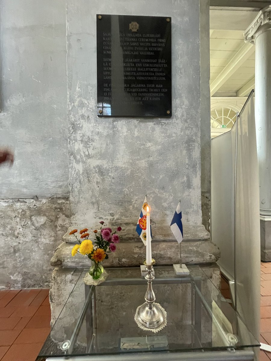 ISaarelainen's tweet photo. #libau #liepaja #jääkärit Oppilaitten kanssa Liepajan trinitaniaattikirkossa kunniankäynnillä. Täällä jääkärit vannoivat 13.2.1918 valan jääkärilipulle ja itsenäisen Suomen hallitukselle. Viettivät täällä Libaussa vuoden päivät. Heistä tuli itsenäisen armeijamme runko. https://t.co/qwjjOby3G6