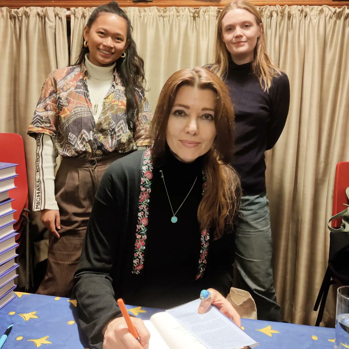 ToppingsBath's tweet photo. "We all contain multitudes but are living in a world that doesnt allow for us to bring out our plurality... It's worth fighting for multiplicity."
Thank you @Elif_Safak for an unforgettable evening. And thank you also to our wonderful chair @JeremySeal1. 
https://t.co/KSJWSUBNdY https://t.co/vuv2kGpsZa