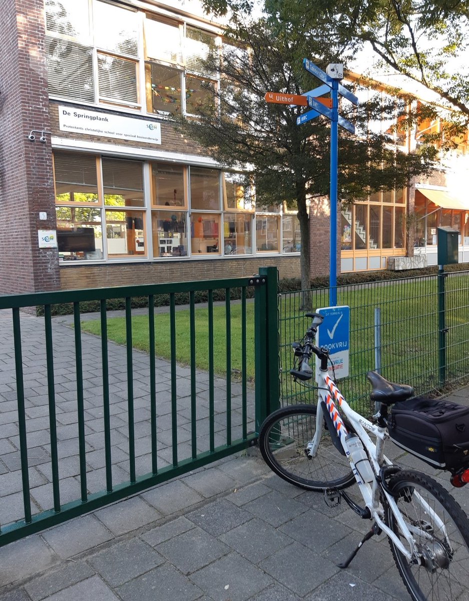 WA_Vrederust's tweet photo. Vanochtend, tijdens onze scholenronde, vroeg een leerkracht van de #VreedzameBasisschool #DeSpringplank of wij in het kader van de #kinderboekenweek vragen van de leerlingen wilden beantwoorden over de politie.
Natuurlijk wilden wij dat doen...zoveel blije gezichten gezien๐ฎโโ๏ธ๐๐ฎโโ๏ธ https://t.co/0e2alwBOVT