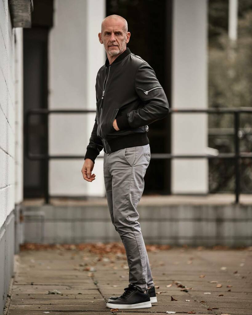 darrenkbranch's tweet photo. Bomber Jacket Season 🍂 
___________________________________
#darrenkbranch #bomberjackets #leatherjacket #bodaskins #mensstyle 
.
.
.
📷 @hptonhoney https://t.co/RZ302dpVMF https://t.co/35BtyA61fi
