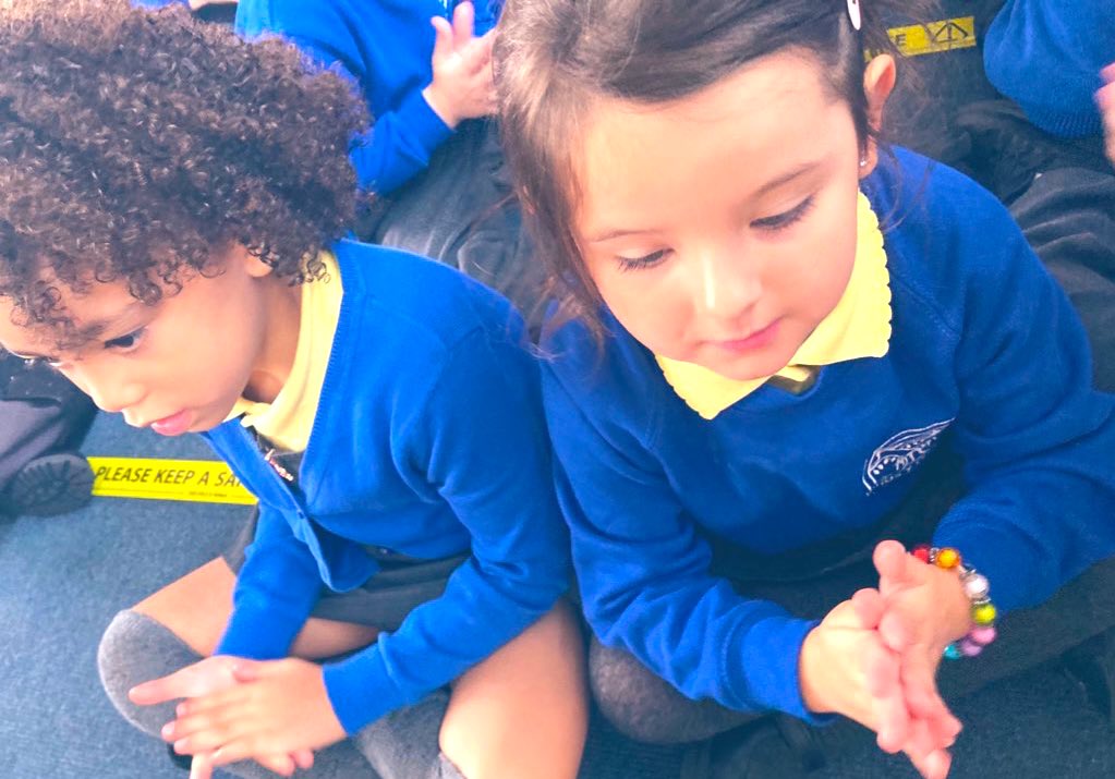 RyfMelyn21's tweet photo. We love hand massage as one of relaxing jobs. It makes us calm and happy #DailyDose #HealthyHarry #Mindfulness #RyfWellbeing @YoungMindsUK #HelloYellow #WorldMentalHealthDay @rhosyfedwen 😊🧠💛 https://t.co/fL6JfgHzcL
