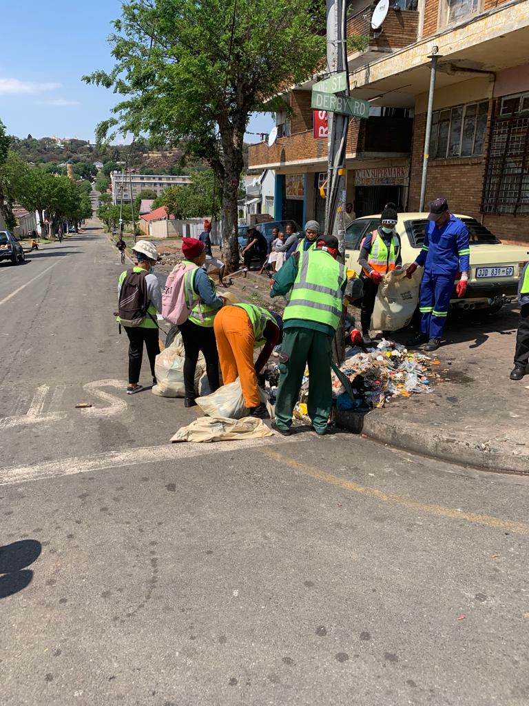 CleanerJoburg's tweet photo. #AcceleratedServiceDelivery in Bez Valley Reg F. #PikitupDontDrop #DontDrop #PickItUp Our Norwood team clearing litter and illegal dumping @CityofJoburgZA @mphomoerane https://t.co/MInJBARHTQ