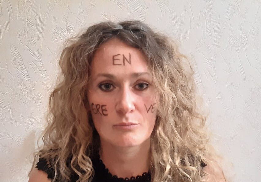 bremaudcarolin1's tweet photo. Je m appelle Caroline je suis cheffe de service des urgences de Laval et demain je serai en grève parce que j aime mon métier mes collègues mes patients... Pour défendre l indispensable!ne rien dire c est consentir.Partagez si vous soutenez #urgences #GreveGenerale #SAMU #medecin https://t.co/t8EqqvkFdB