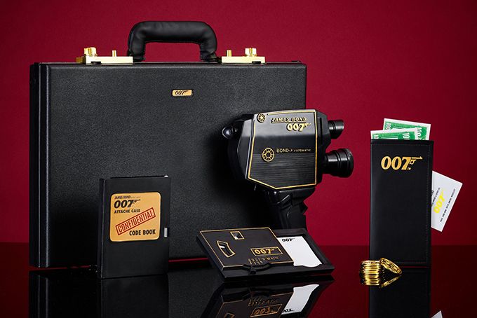 GQ_France's tweet photo. "Jouer n’est pas tuer" : Le jouet attaché case de la panoplie de James Bond créé en 1965 par les magasins SEARS est réédité avec de fausses pièces d’or et de faux passeports mais à la place du faux pistolet, c’est une fausse caméra super 8 moins agressive. Prix : 595 $ (500 €) https://t.co/xgcbVlWn51