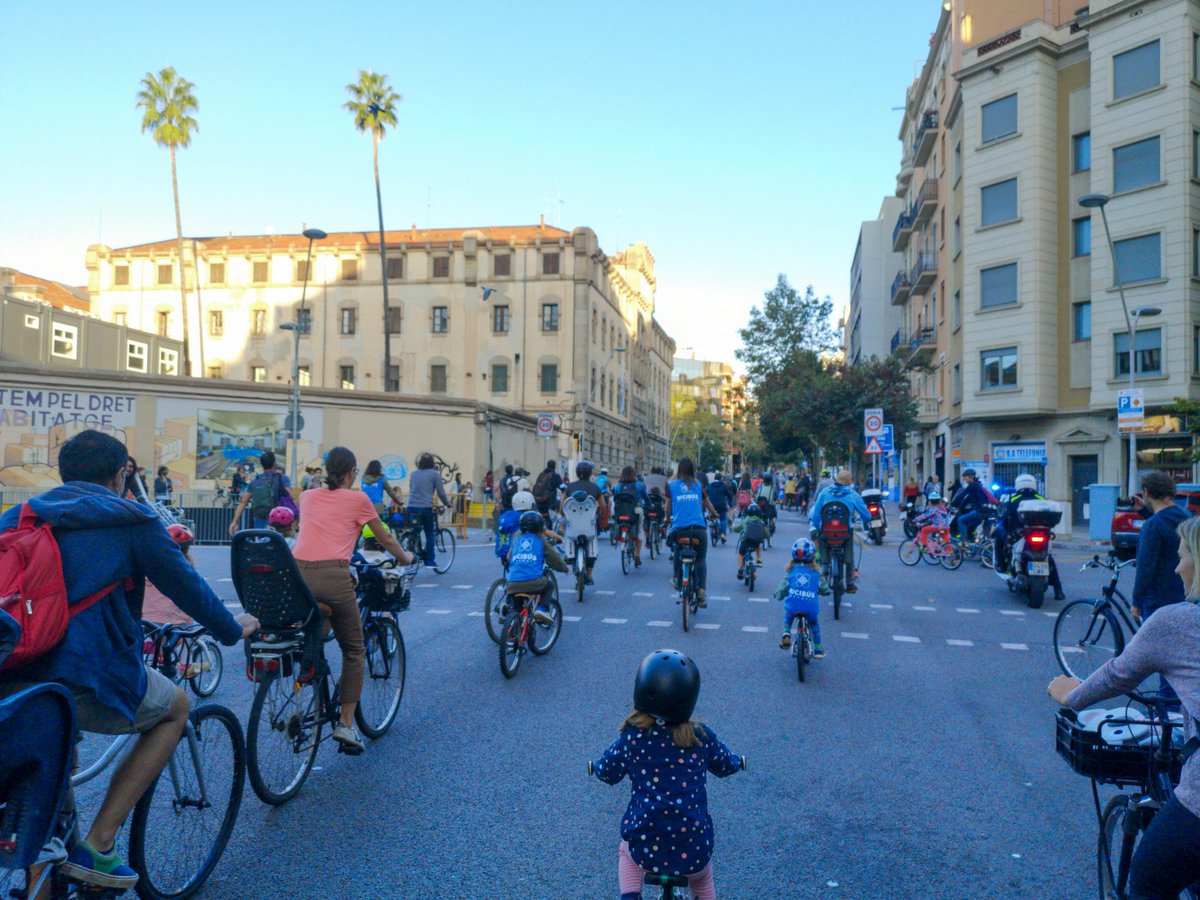 Windwer's tweet photo. - Ama 🙋‍♀️ yo quiero ir en #bicibus🚲🎒 todos los días.

- De momento sólo funciona los viernes, ¡poco a poco! 😉

El @bicibuseixample 🚲🎒 se consolida y toma forma . Y lo usan alumnos/as muy pequeños (desde 3-4 años).

Hoy unas 70 personas. 

📍Barcelona https://t.co/GktHe0OmNE