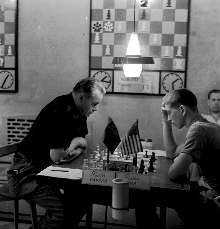 dgriffinchess's tweet photo. Portorož (Yugoslavia), 6th August 1958. Géza Füster faces 15-year-old Bobby Fischer in the 2nd round of the @FIDE_chess Interzonal. It was at this tournament that Fischer became a grandmaster, by qualifying for the 1959 Candidates' tournament.
(📷:https://t.co/tSCPMsApI5.) #chess https://t.co/iJX02NDmdk