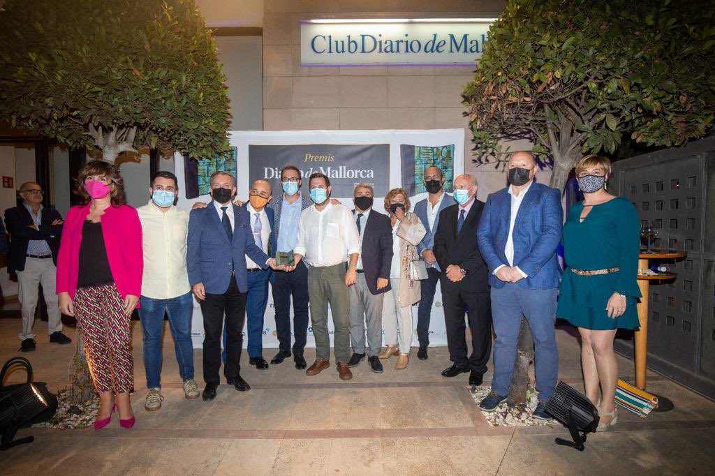 ElPi_IB's tweet photo. 👉 Un any més representants de @ElPi_IB no han volgut faltar a la gala dels #premisdm21.

👏👏 Els nostres companys aprofitaren per donar l'enhorabona i fer un reconeixement a tots els guardonats.

🗞 La més sincera enhorabona al @diariomallorca per la fantàstica organització. https://t.co/d3mXHJZGgS
