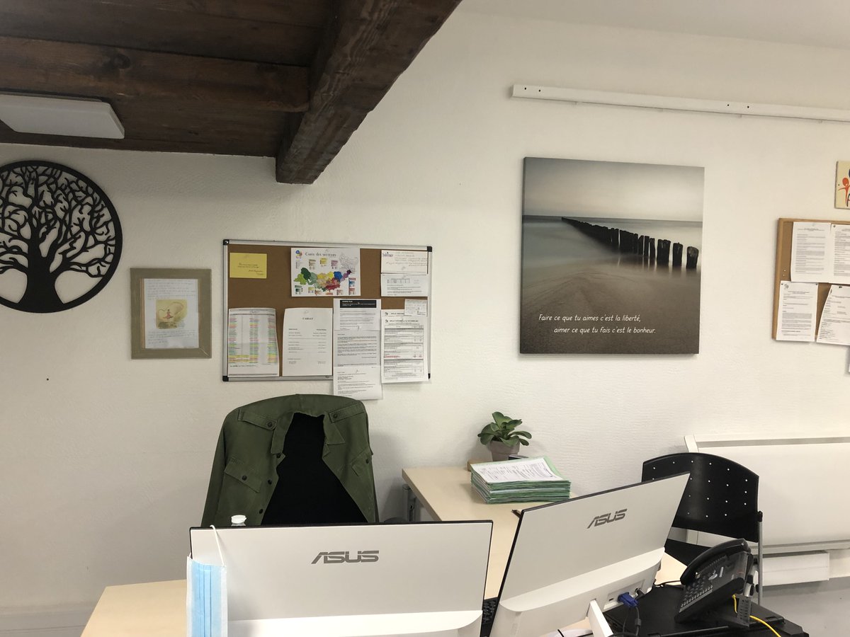 AcapAzur's tweet photo. DÉCRIS TON AGENCE 📝

Aujourd'hui on part du côté d'Aups avec Sophie, notre responsable de secteur, qui nous en dit plus sur son agence ! 🏠

Tu veux contacter l'agence d'Aups ? 👇
📞 04 94 60 39 17 https://t.co/qYDf8nN32i