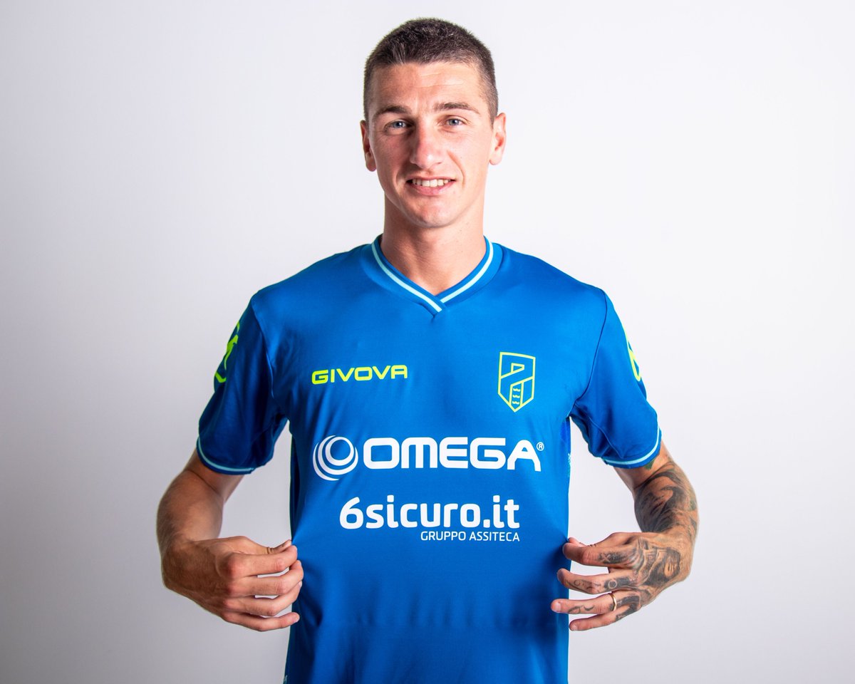 The_Kitsman's tweet photo. 👕 @PordenoneCalcio 21/22 (Third)

The blue third is a tribute to the region of Friuli Venezia Giulia. They used the colour of the flag and put a mosaic pattern on both front and back to remind people of the mountain and the sea🏔️🌊

cc @GIVOVAofficial @GIVOVA_UK https://t.co/XlgRXhjtEy