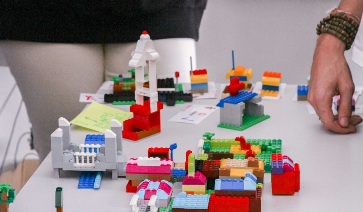 IIMparis's tweet photo. Apprendre la méthode scrum avec les Lego en construisant une ville 🔨
👉https://t.co/3f8I3g9XZF
#lego #legoforscrum #scrum #methodescrum #developpementweb #devweb #web https://t.co/VIsWDE0GDX