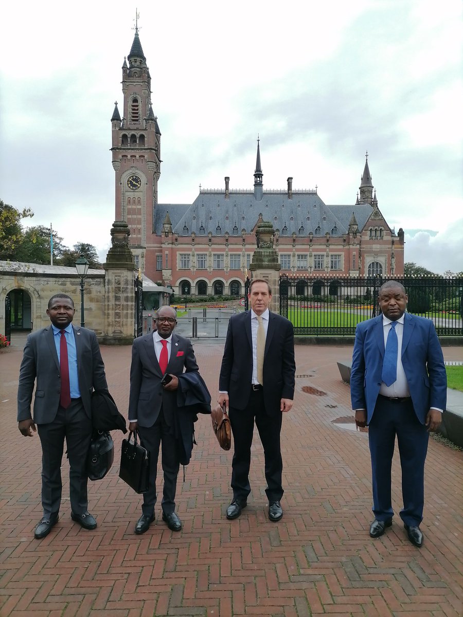 En el conflicto fronterizo de los islotes  Mbañé, Cocoteros y Conga,#GuineaEcuatirial apuesta por la solución pacífica de los conflictos con la hermana República de #Gabón, tras los acuerdos de 2016 entre SSEE. Ali Bongo y Obiang Nguema Mbasogo, dentro del espíritu de fraternidad