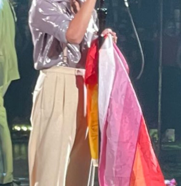 HSFEATURES's tweet photo. Happy International Lesbian Day! Be proud, always 💕💘💞💓💖💗 https://t.co/HlloFRJQ0t