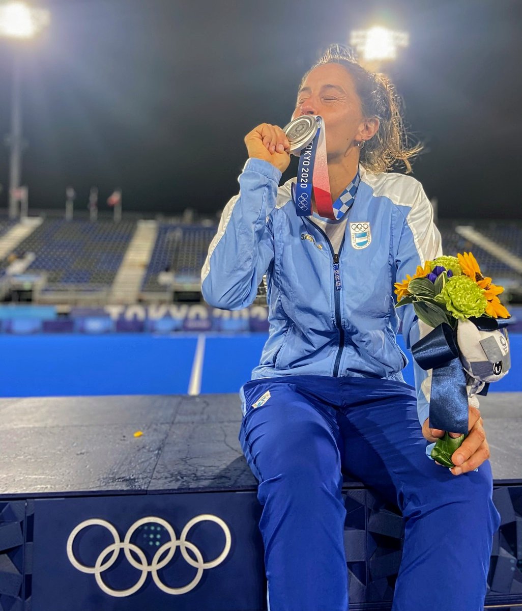 Hace un mes le robaron esa medalla de plata ganada con Las Leonas en Tokio. Los ladrones no la devuelven y encima la extorsionan. El dolor se transforma en impotencia. ¿Es muy difícil que el COI le mande una nueva? #OtraMedallaParaSofi