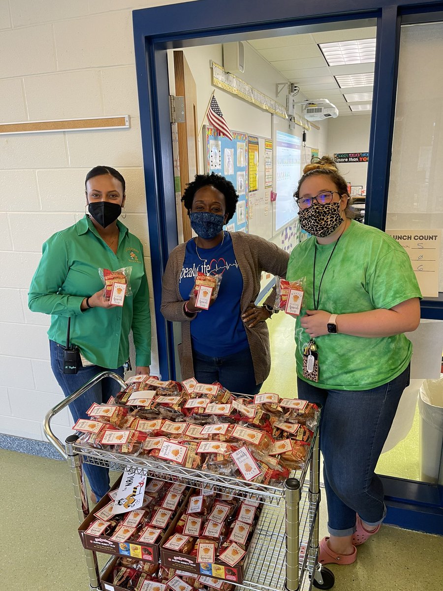 HillpointHusky's tweet photo. Showing a little appreciation to our hardworking staff. “Muffin to do but APPRECIATE YOU.” @CatherinePicho3 @Principal_Kris @SufVAschools #HPLeadersofthePack #Buildingthe BestSPS https://t.co/HJKpns2OxV