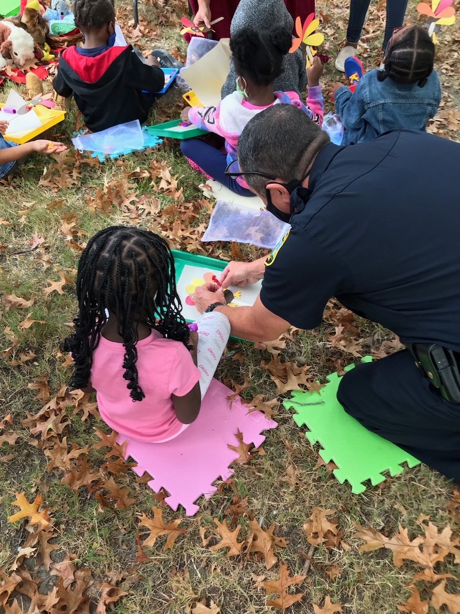 PaulNeudigate's tweet photo. .@VBPD Captain @HIMcBrien_VBPD may not have the best art skills but he is top notch at building relationships in our communities! Thank your for accompanying the #ReadingBus to Atlantis this morning. https://t.co/oGFZDbAEjv