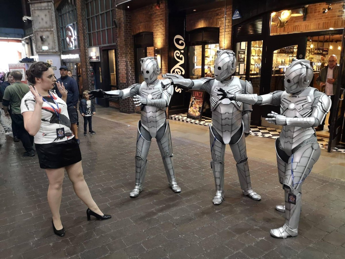 LauraInATARDIS's tweet photo. Happy #CybermanDay fellow Whovians! ππ€
Throwback to @VworpCon 2018 when Tegan Jovanka ran into the @blueboxbuddies! π¦πΊπ€ https://t.co/R9eywdkGog