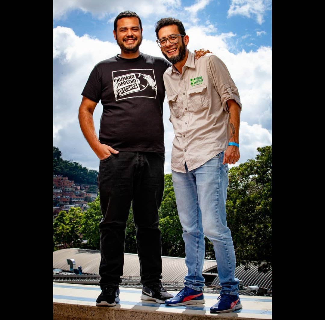 promedehum's tweet photo. Desde #Promedehum, las alianzas cooperativas son una constante diaria, así lo vemos en nuestro trabajo, porque así mismo lo vemos en la sociedad.
Lo colectivo, es el camino para la solución de todo.
(En la foto: @_romontesdeoca de @_Provea y nuestro director @rigoberto_lobo) https://t.co/yBi9KFnPgO