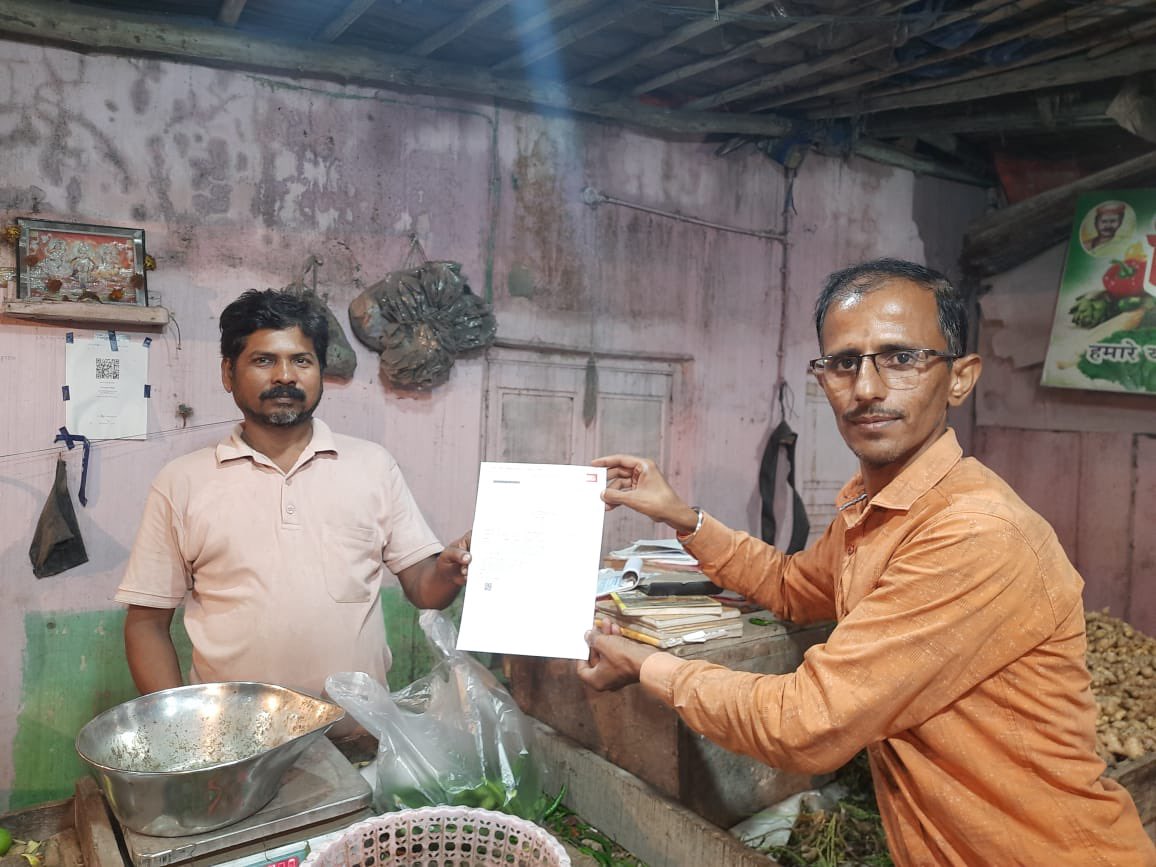 VLE Jaswant Singh Rajput issuing insurance policy to vegetable vendors in Dadra. #CSC <a href="/CSCegov_/">CSCeGov</a> <a href="/dintya15/">dinesh tyagi Retd IAS</a>