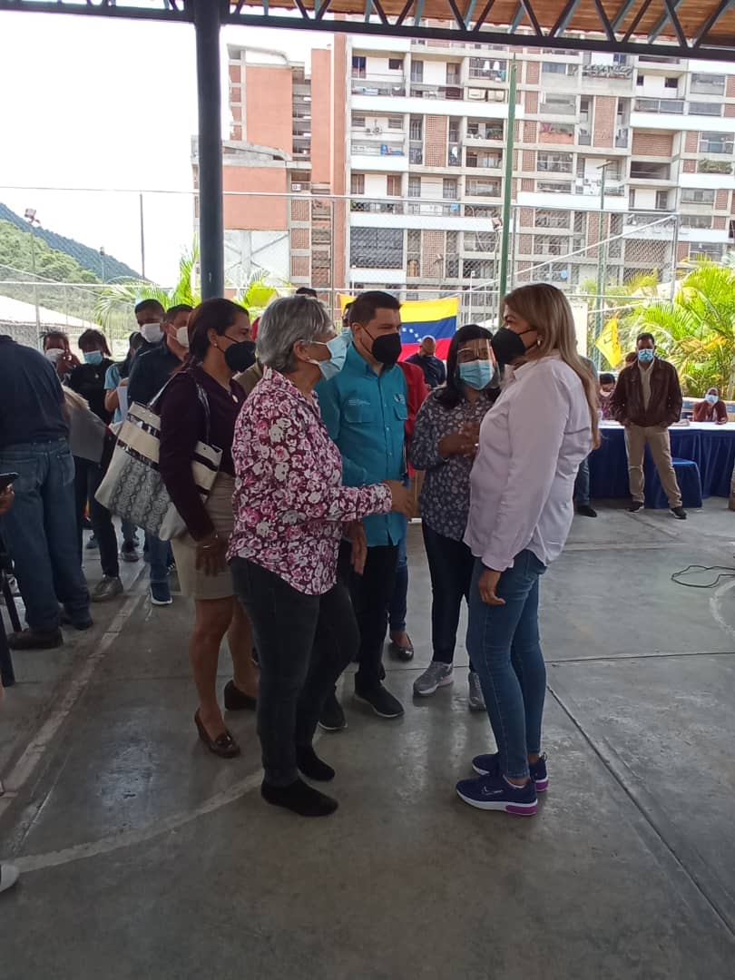 WuikelmanAngelP's tweet photo. Recorrimos y acompañamos a los maestros y maestras de la UEBN Niño Simón en La Vega, en una jornada de atención a la salud 
#MédicoComunitarioIntegral https://t.co/m6aOALhJ3g
