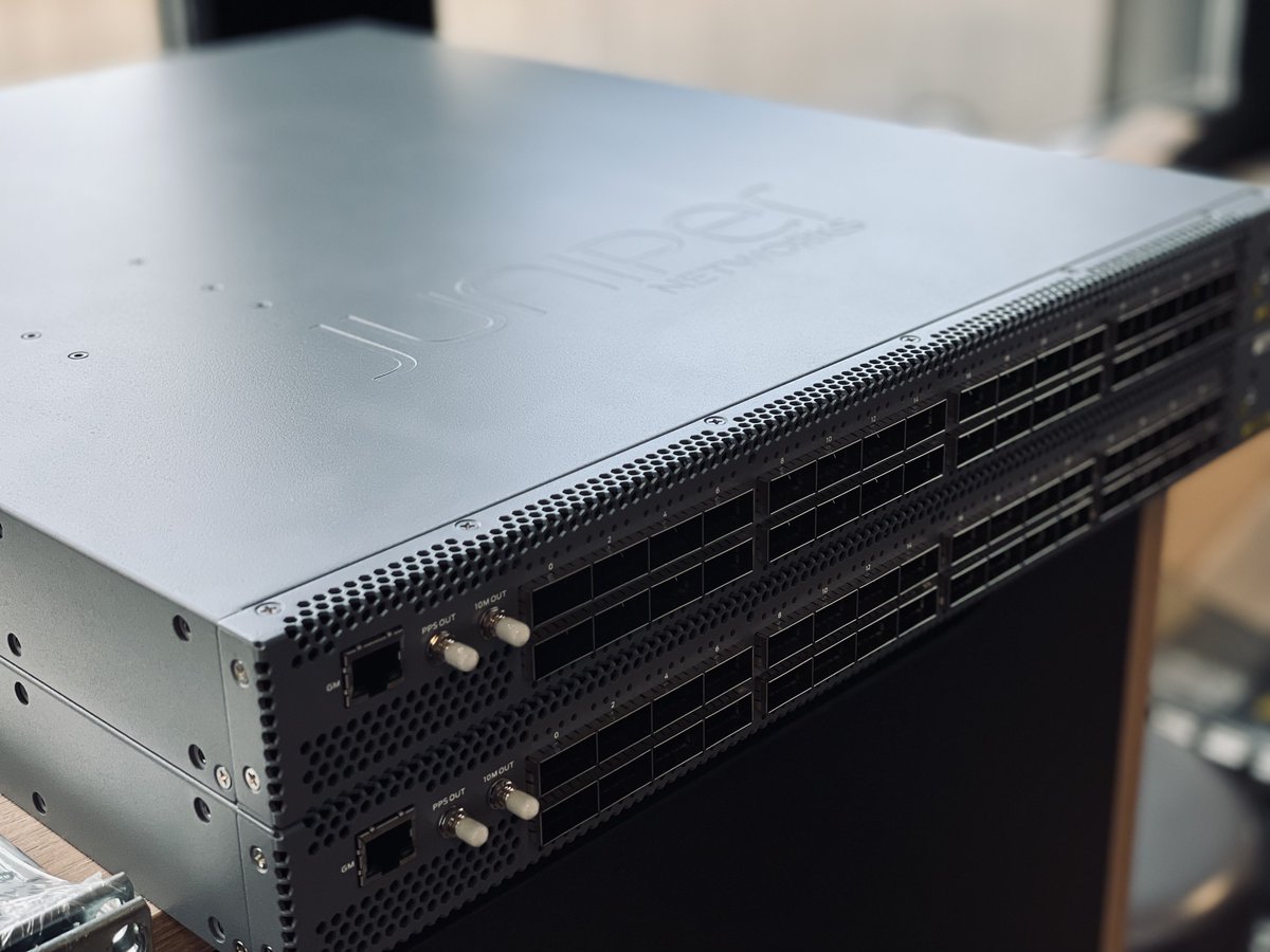 On accueille cette semaine notre nouveau cœur de réseau en 2 x 32 x 100 Gbps de chez @JuniperNetworks
#hosting #network #performance #100gbps
