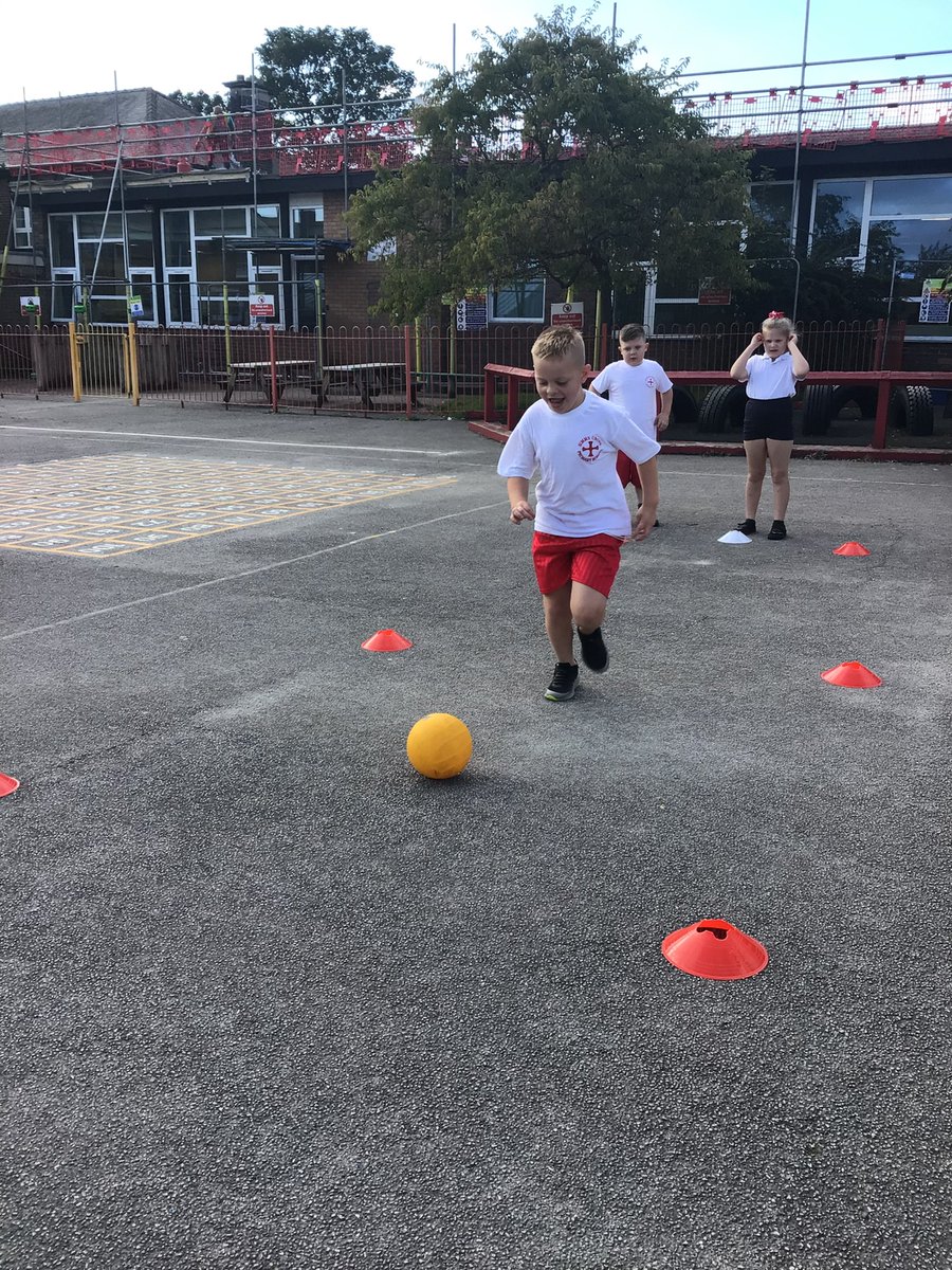 KingswayPAYear3's tweet photo. Great team work and ball skills in year 3 this afternoon #SimmsCrossPE https://t.co/95SXyHfjVN