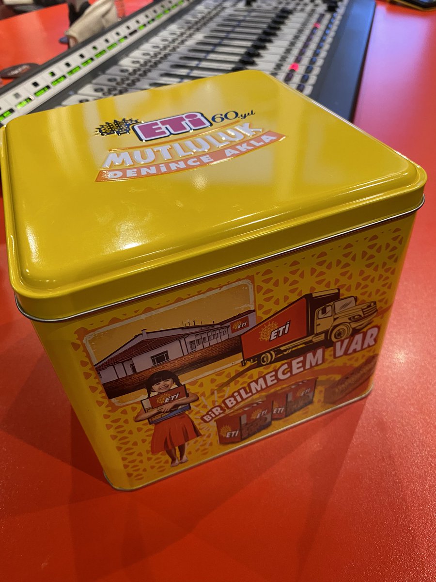 #MutlulukDeninceAkla  
Aklınızzza ne/kim geliyor ❓
Neden ❔
60 kişiye Eti’den içi dolu sarı kutu hediye edeceğizzz 🎁
Kulağınızzz bizzzde, parmaklarınızzz mesajlarda olsun <a href="/kafaradyo/">Kafa Radyo</a>