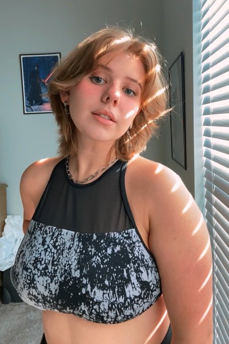 I think it&rsquo;s a solid 9am Publix run outfit https://t.co/JxUaC6nMCq