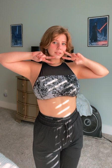 I think it&rsquo;s a solid 9am Publix run outfit https://t.co/JxUaC6nMCq