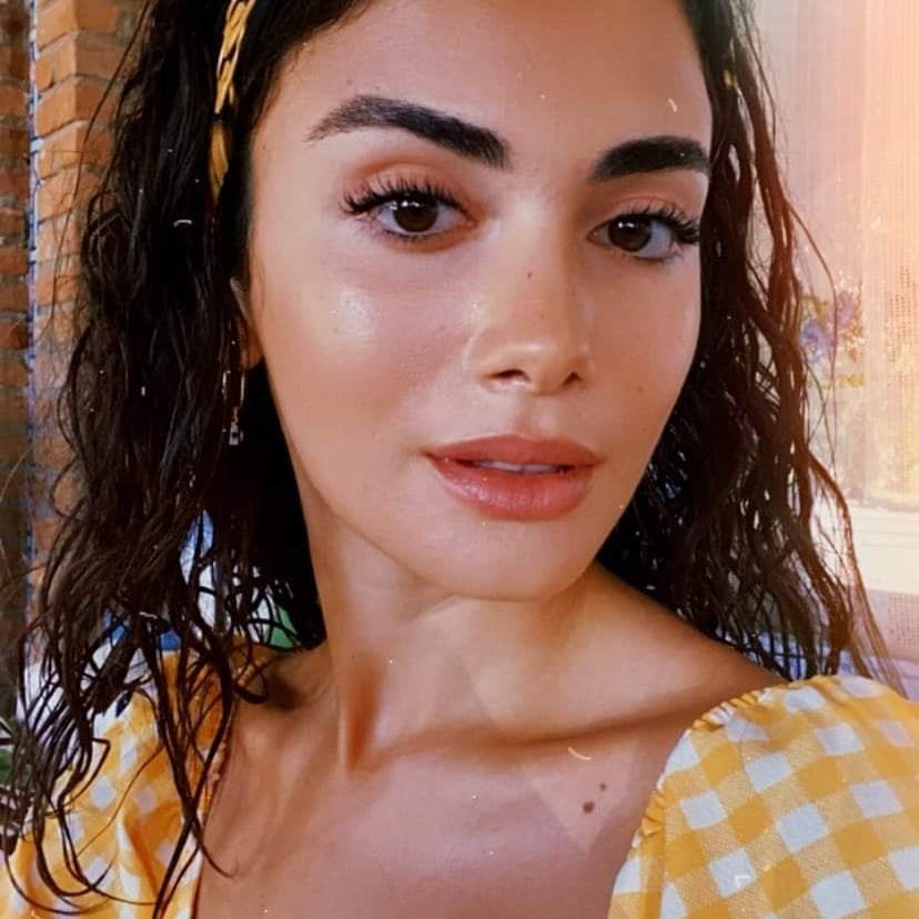 #OzgeYagiz 👑🐣🌼🥰🍀🧿