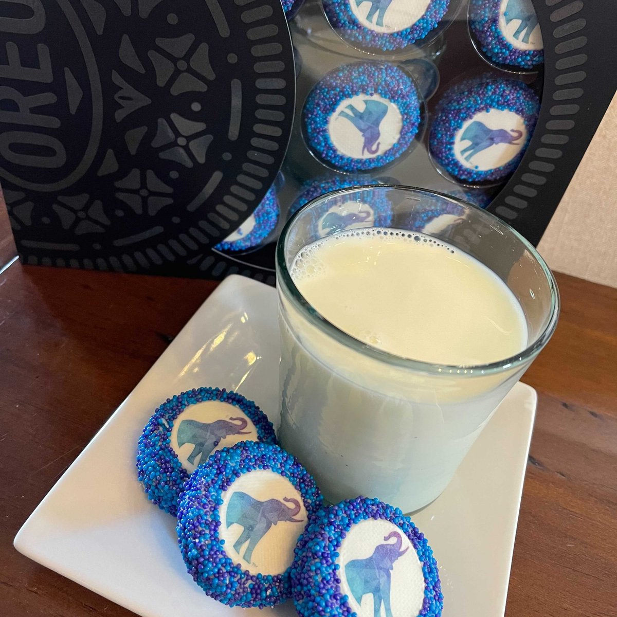 PlainsightAI's tweet photo. Friday meetings are better with snack swag, ❤️ if you agree! #OreoID #plainsightAI #friyay #remotework #snack https://t.co/ZtF2Cmlscq