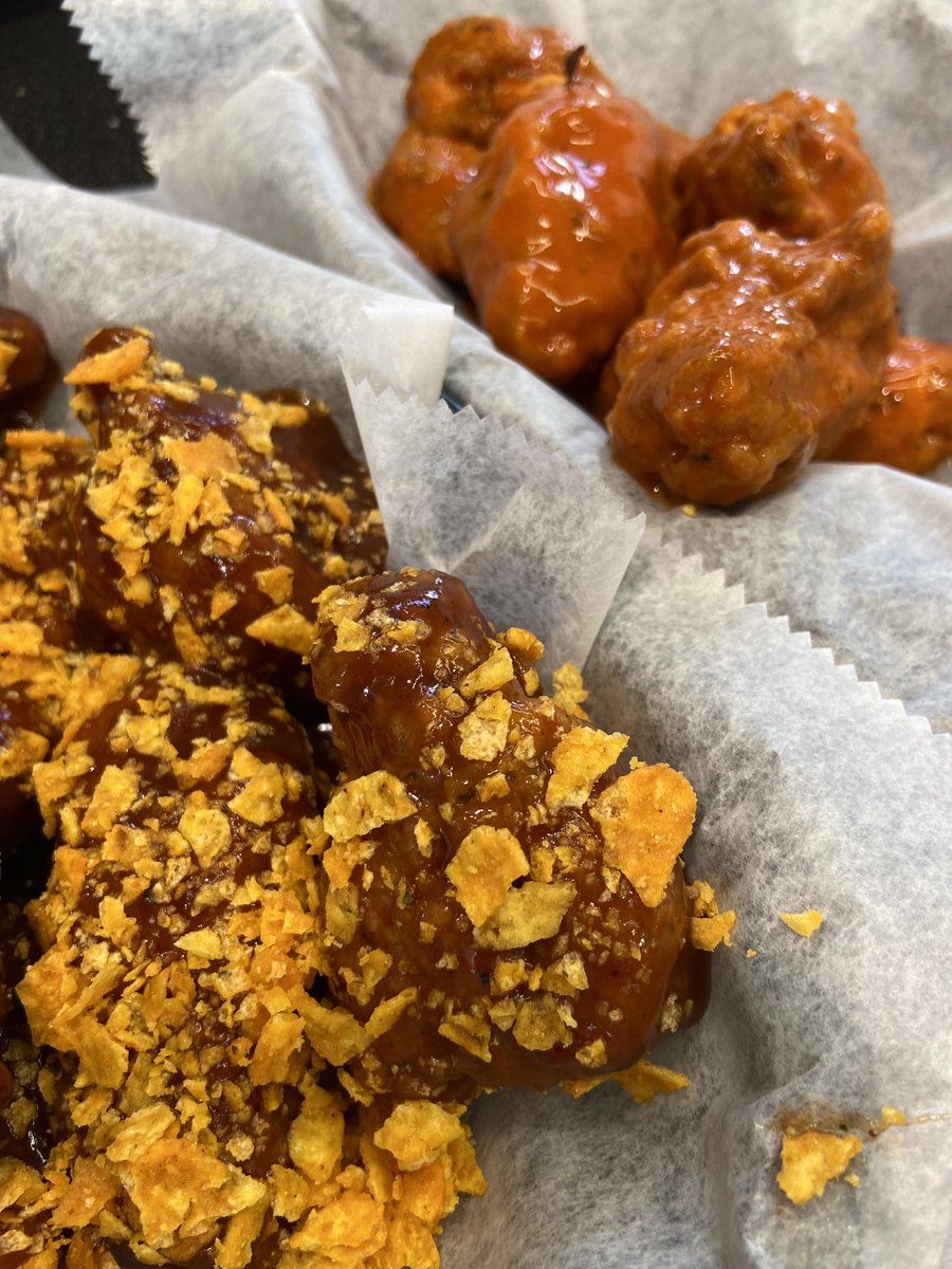 🏀🐔🏀🐔🏀! Viltu Wingin it í kvöld?! 

Horfa með okkur eða taka heim! Vængi tilboð, bjórtilboð, Fjölskyldutilboð! 

Panta á justwinginit.is or walk right in! 

Opið 11:30-21 - Litlatún 1 - Garðabær