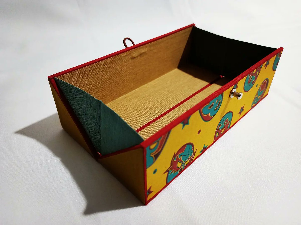 SanchoSansores's tweet photo. Lapicera Mascaras luchadores
Medidas 21 x 6 x 6 cm.
#caja #lapiceras #lapiceraspersonalizadas #box #boxmaking #handmade #hechoamano #mascaras #luchalibre #papeldecorado https://t.co/RywAkxuiOF