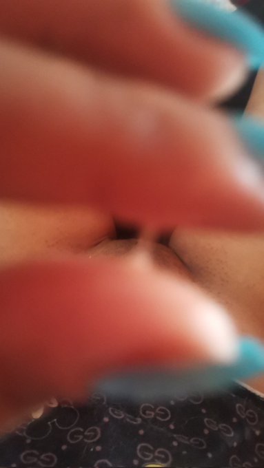 Algunas veces no aguanto la ganas... La soluci&oacute;n est&aacute; en mis manos🙈👌 https://t.co/zQ4A6NuVYs