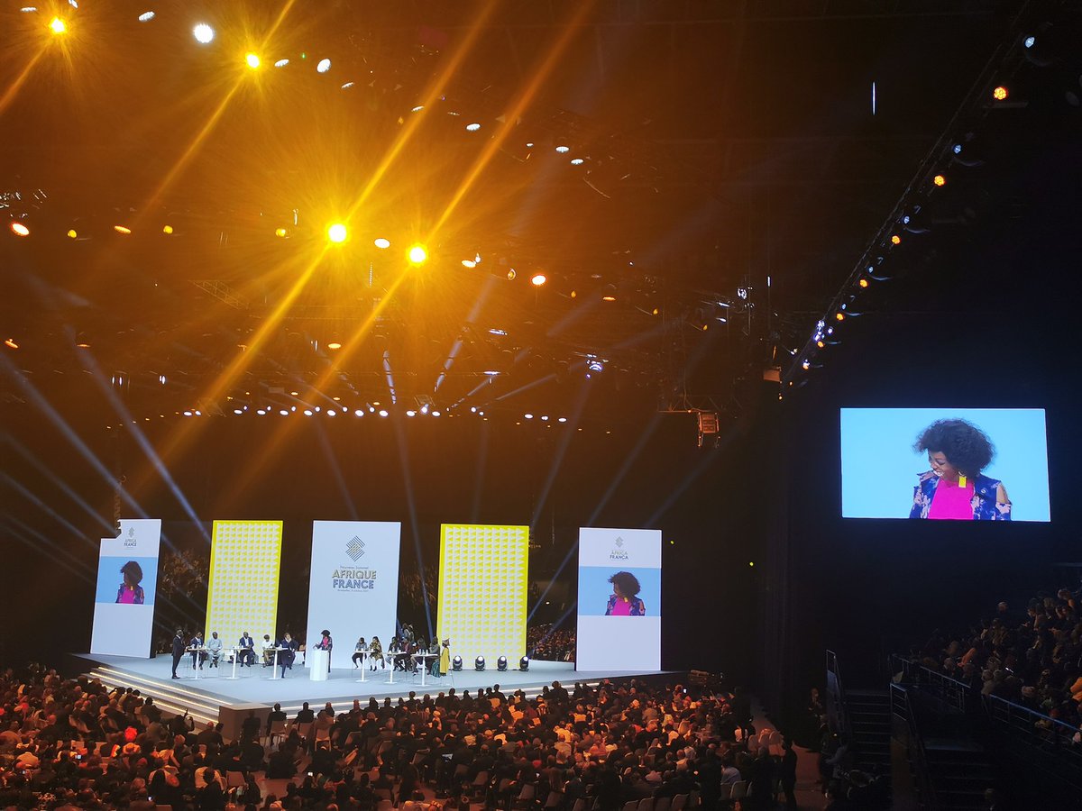 African Queen and Kings 💪... Il faut donner plus la parole à la jeunesse qui va parler cru, sans langue de bois, sans leur blabla diplomatique... Si après son discours Macron n'a pas compris il lui faut revoir son cours d'anglais ou de français.  #NSAF #SommetAfriqueFrance