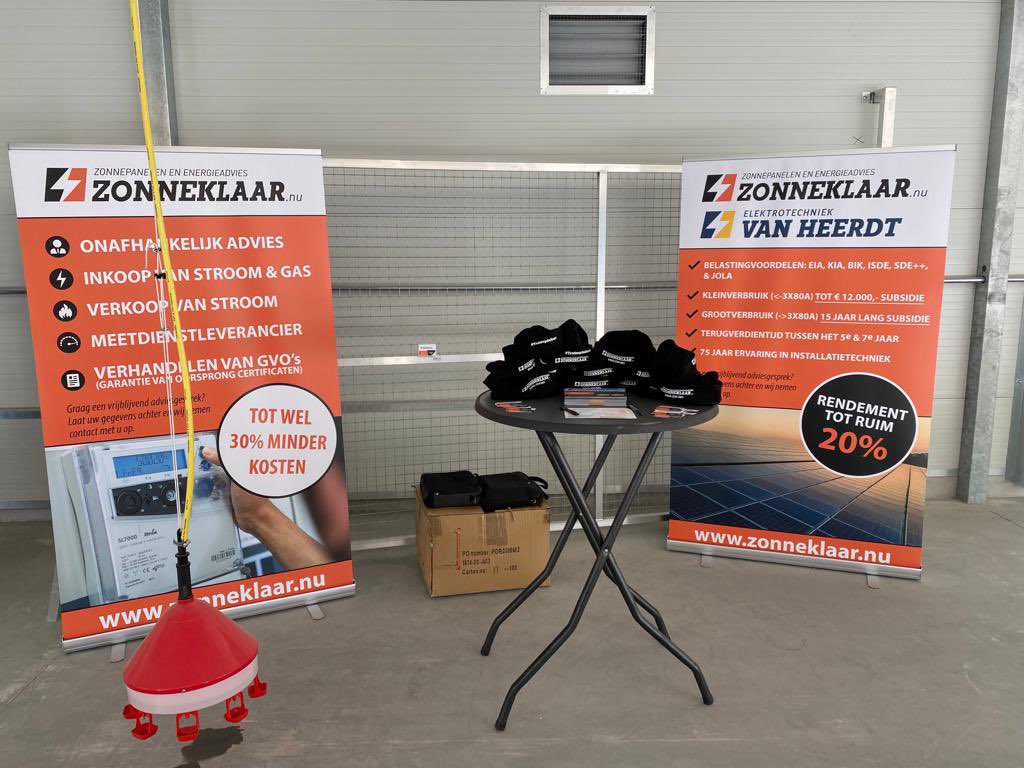 📸 Foto vd klant met ontworpen promotie artikelen (banners, mutsen, flyers en visitekaartjes) voor op de beurs. 

Zonneklaar/Herbert bedankt en veel plezier ermee 👍🏻