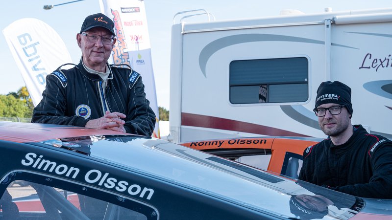 V8ThunderCars's tweet photo. Ronny och Simon Olsson, far och son, är på plats med sina två Chevrolet Camaro på Ring Knutstorp för att köra V8 Thunder Cars. Normalt återfinns de i SSK men när chansen erbjuds att köra på hemmaplan, då ställer de gärna upp.

https://t.co/hrl1vc69ex https://t.co/Y5inmWi0oX