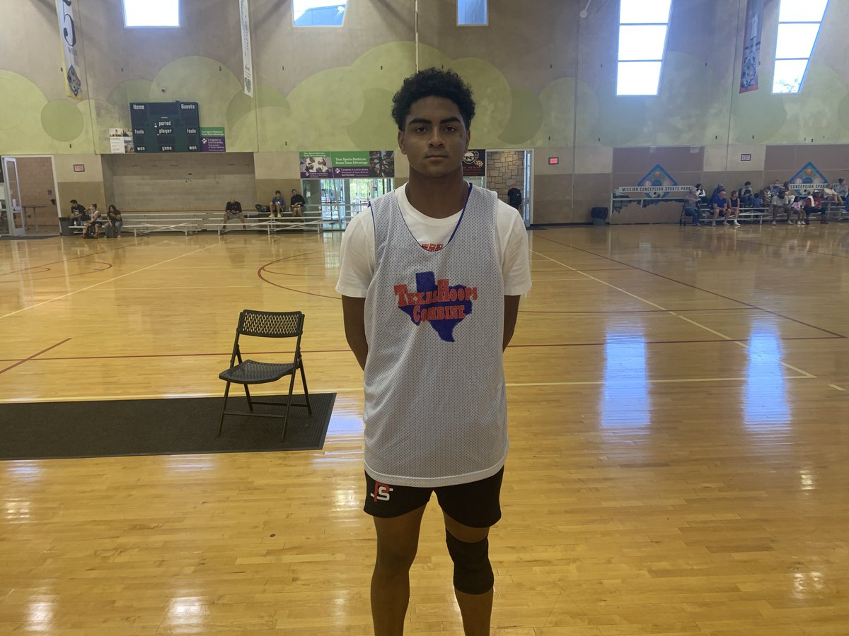 TexasHoopsGASO's tweet photo. #GASO Tops in TX

📝STANDOUT‼️

Darren Ford @D33ren - 6'6 - 2022 - SA Veterans Memorial @HoopsVmhs 

Rim runner that makes himself a target for dump down scores, and attacks the boards on both ends, and has a nice elbow game where he can put it on the floor or shoot over you. https://t.co/cchG4iEqH4