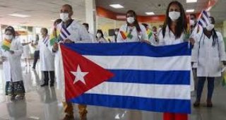 Yuss74368386's tweet photo. Colegas en misión internacionalista, desde Cuba para el mundo, salud y amor! @cubacooperaven @FidelidadACuba #chemédicosinternacionalistas #HeroesDeLaDalud @LloviznaLa @Mayi53357937 @Katy48664637 @LPulsant https://t.co/Y23sqIgJkh