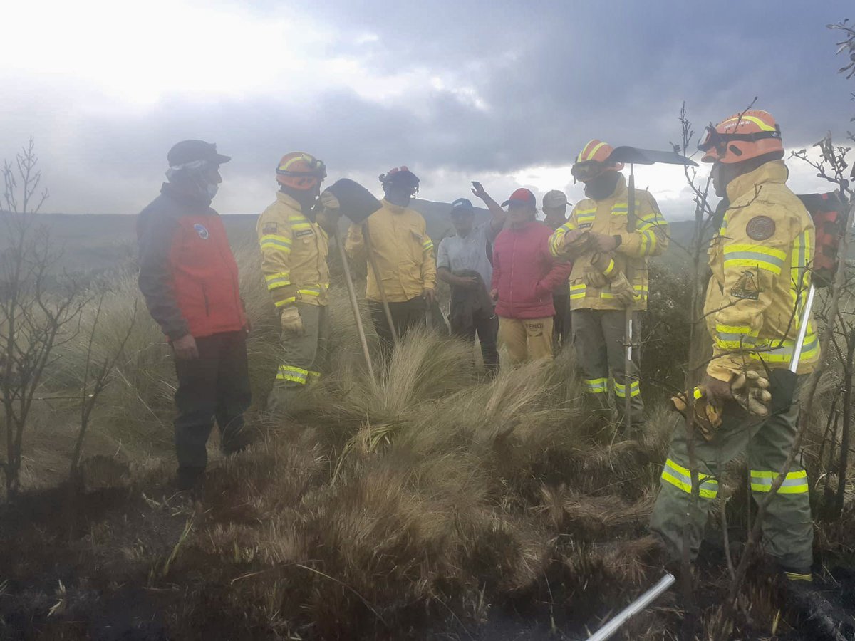 MAE_Zonal2's tweet photo. #Pichincha | Nuestro equipo del Parque Nacional Cayambe Coca combatió un conato de incendio que se suscitó en los límites del área protegida en el sector de Sayaro. En las acciones de mitigación colaboraron #NuestrosGuardaparques, @CayambeBomberos, #RROB, y comunidad. https://t.co/nDpXOh7hac