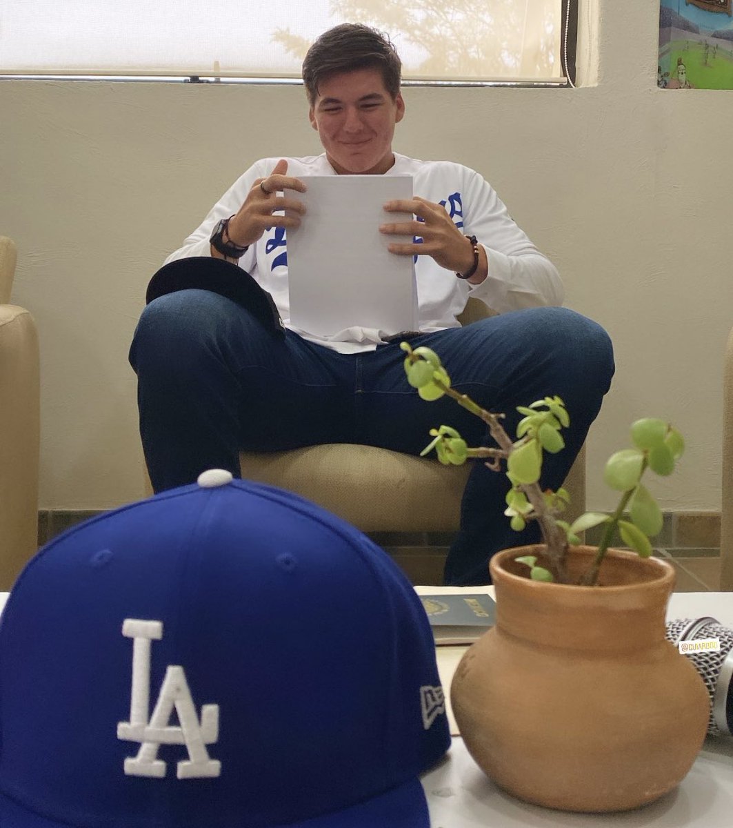 MxBeisbol's tweet photo. MLB | MAZATLECO A LOS DODGERS 🇲🇽🔥

El pítcher zurdo mazatleco Guillermo Arvizu fue firmado el día de hoy por @LosDodgers y con tan solo 19 años buscará cumplir su sueño de llegar al mejor béisbol del mundo.

¡A poner en alto el nombre de México! https://t.co/W1HWddyhln