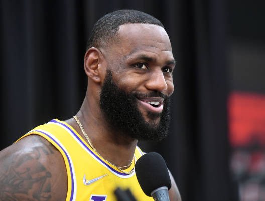 boardroom's tweet photo. LeBron James has hit 100 million followers on Instagram.

For context, that’s over 10M more followers than the NBA, NFL and MLB …

COMBINED. 🤯

(📷: @ArashMarkazi) https://t.co/e3EGbJtQpv